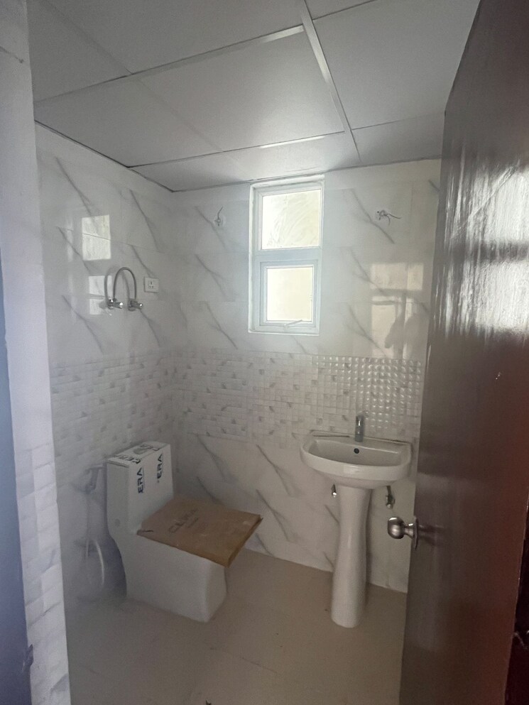 Bathroom, aditya-park-town 2.5 Bedroom 840 Sq.Ft. Apartment In Mahurali Ghaziabad 8948218