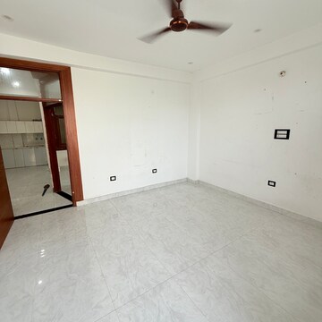 Room in 2 BHK Builder Floor at Sector 105 – for Rent
