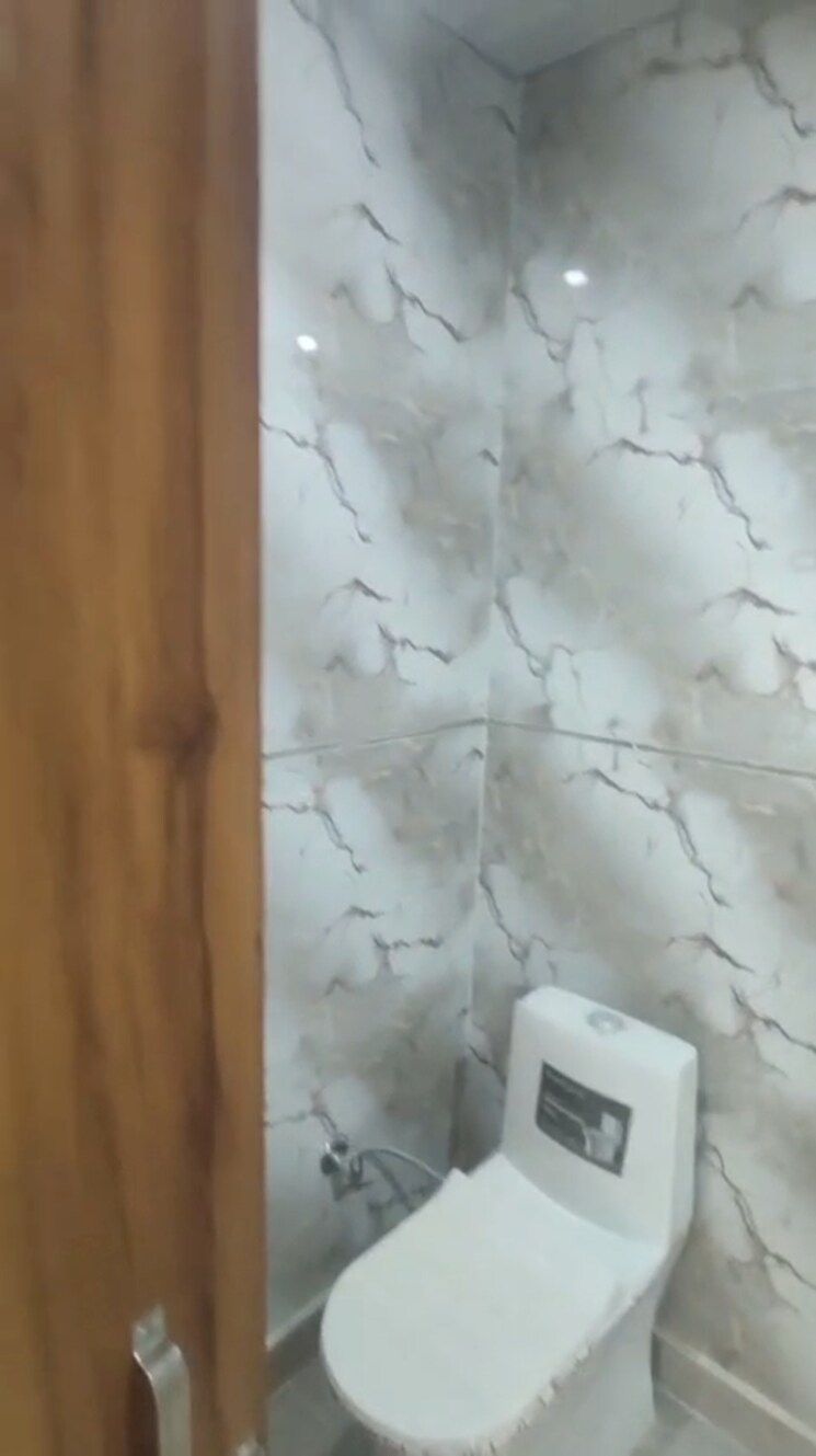 Bathroom, vaishali sector 5 3 Bedroom 156 Sq.Mt. Builder Floor In Vaishali Sector 5 Ghaziabad 8948295