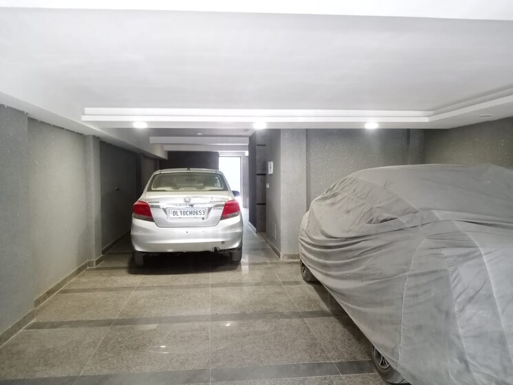  Parking, east of kailash 3 Bedroom 127 Sq.Yd. Builder Floor In East Of Kailash Delhi 8948316