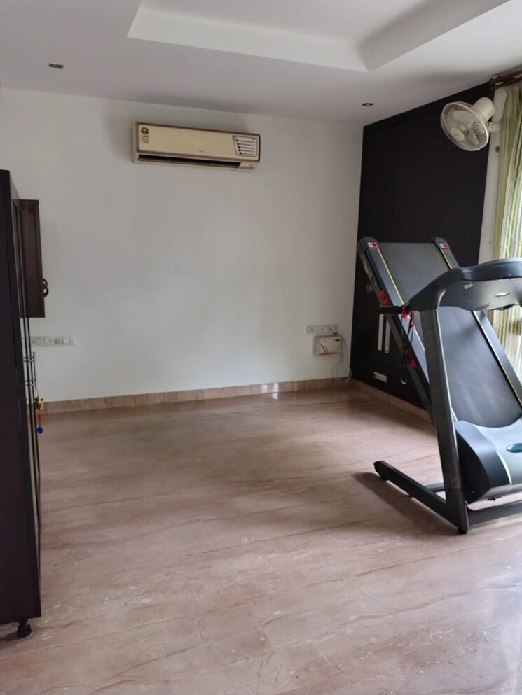 Gym, green park extension 4 Bedroom 300 Sq.Yd. Builder Floor In Green Park Extension Delhi 8948322