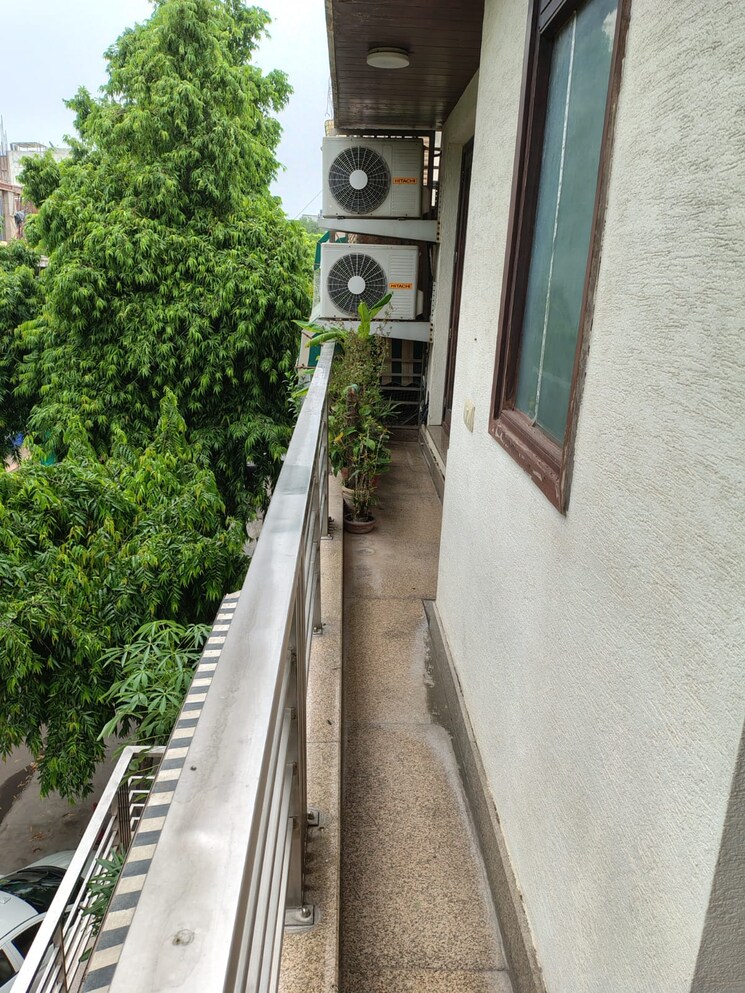 Balcony, green park extension 4 Bedroom 300 Sq.Yd. Builder Floor In Green Park Extension Delhi 8948322