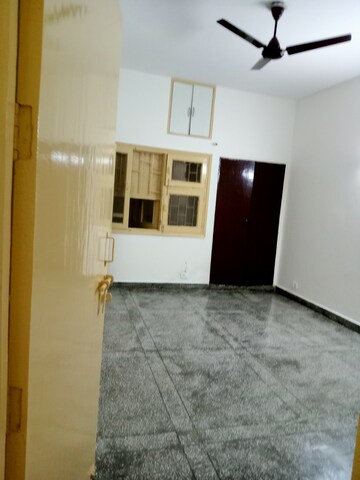 Room in 1 BHK Builder Floor at Paryavaran Complex – for Rent