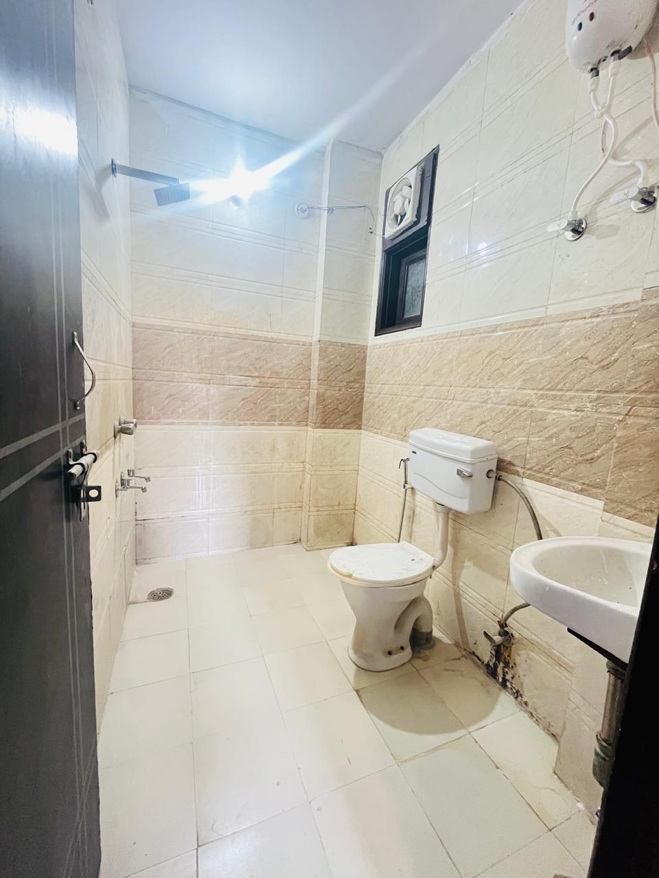 1 RkBuilder Floor For Rent in Paryavaran Complex