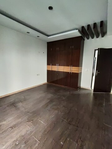 Room in 5 BHK Apartment at Unitech The World Spa, Sector 30 – for Sale