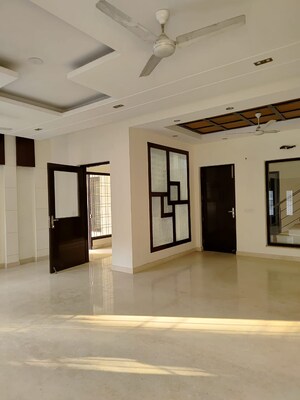 Building Lobby in 5 BHK Apartment at Unitech The World Spa, Sector 30 – for Sale