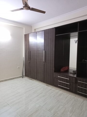 Room in 2.5 BHK Apartment at SVP Gulmohur Residency, Indrapuram – for Rent