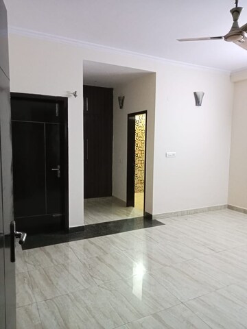 Room in 2.5 BHK Apartment at SVP Gulmohur Residency, Indrapuram – for Rent