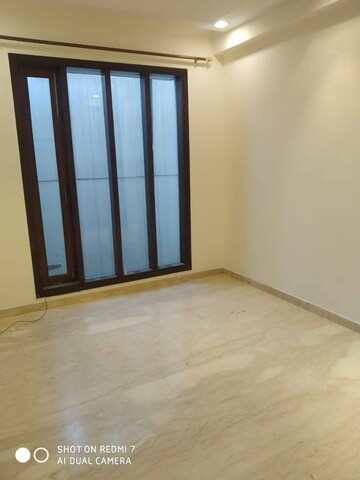 Room in 3 BHK Builder Floor at Sarvapriya Vihar – for Rent
