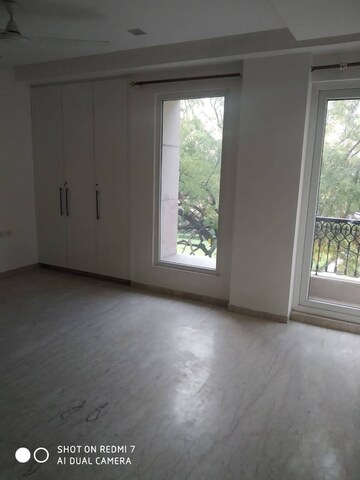 Room in 3 BHK Builder Floor at Sarvapriya Vihar – for Rent