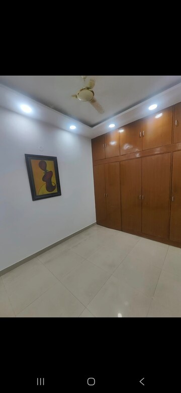 Room in 3 BHK Builder Floor at Puri PP City Centre, Pitampura – for Rent