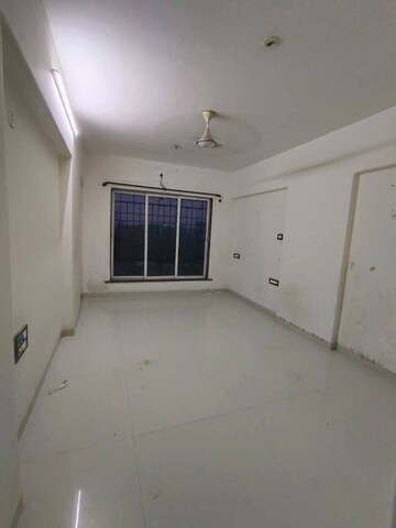 Room in 3 BHK Apartment at Niwara CHS Andheri West, Andheri West – for Rent