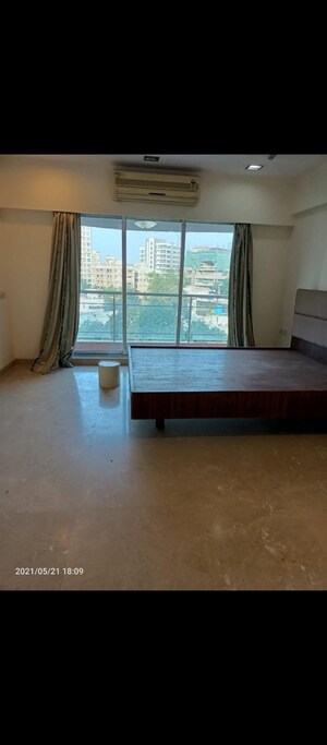 Room in 4 BHK Apartment at L Nagpal Bhagwanti Heights, Khar West – for Sale