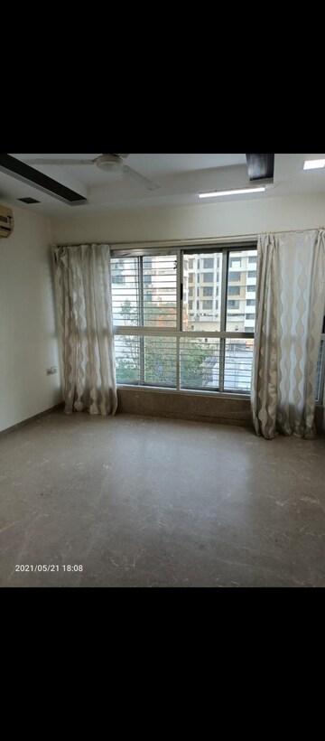 Room in 4 BHK Apartment at L Nagpal Bhagwanti Heights, Khar West – for Sale