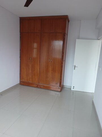 Furnished Amenities in 3 BHK Apartment at DLF Ridgewood Estate, Dlf Phase iv – for Rent