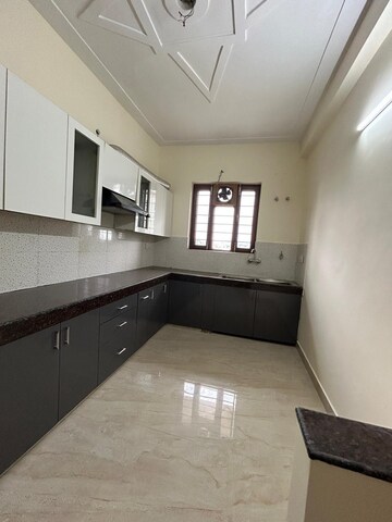 Kitchen in 4 BHK Apartment at Vastu Apartments, Sector 55 – for Rent