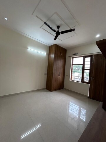 Room in 4 BHK Apartment at Vastu Apartments, Sector 55 – for Rent