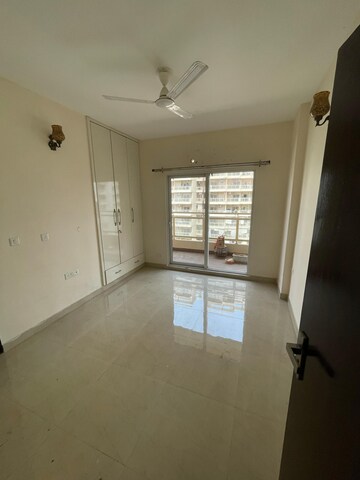 Room in 3 BHK Apartment at Amrapali Crystal Homes, Sector 76 – for Rent