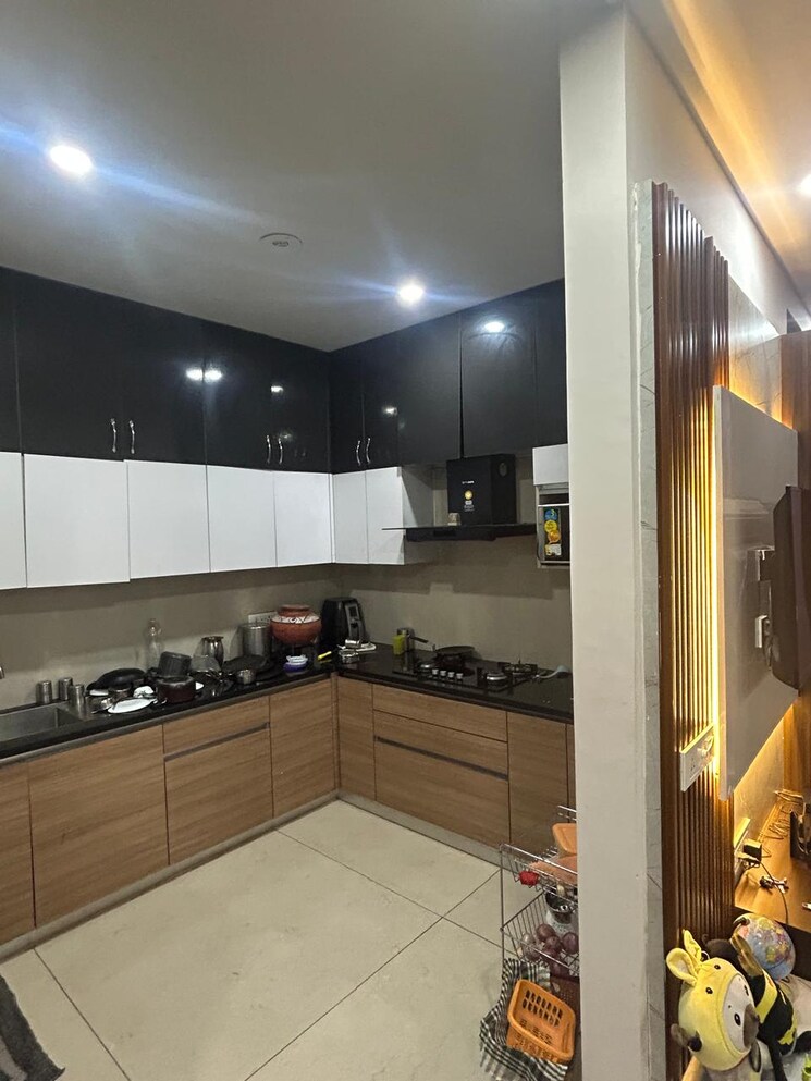 Kitchen, maya-green-lotus-saksham 3 Bedroom 1800 Sq.Ft. Apartment In International Airport Road Zirakpur 8948815