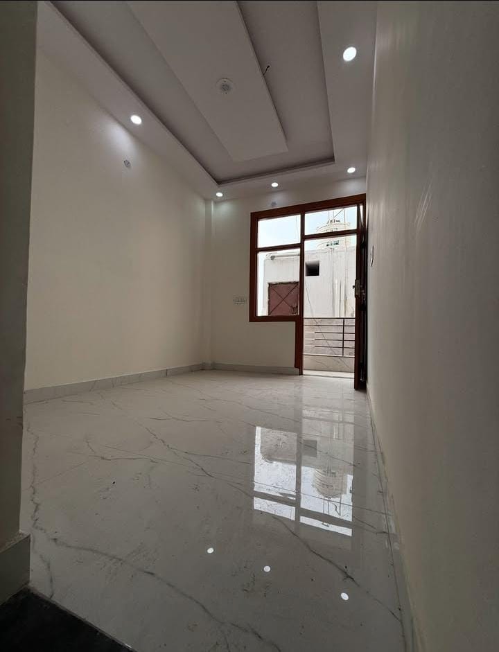 3.5 BHK + Pooja Room,Servant Room Builder Floor For Sale in Building Floor 
