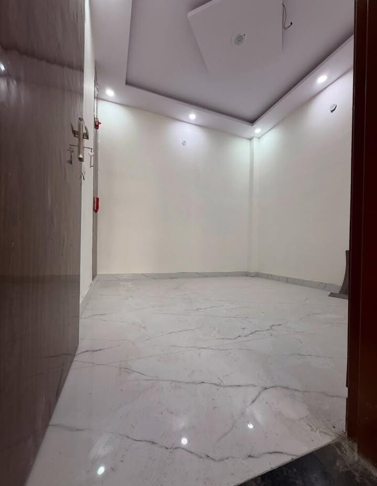 Room, sector 29 3.5 Bedroom 2700 Sq.Ft. Builder Floor In Sector 29 Faridabad 8948836