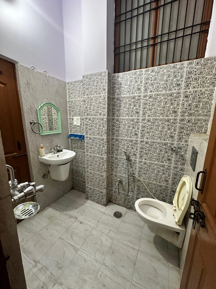 Bathroom, gomti nagar 1 Bedroom 600 Sq.Ft. Independent House In Gomti Nagar Lucknow 8948845
