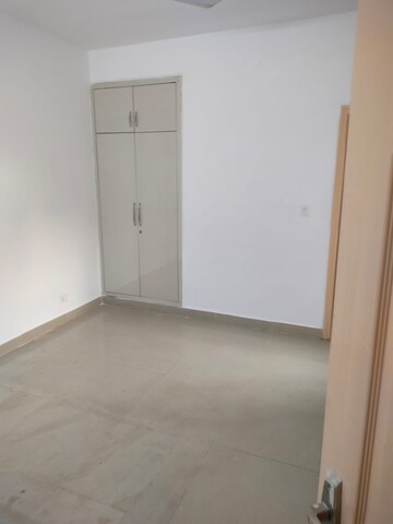 Room in 3 BHK Apartment at Supertech Cape Town, Sector 74 – for Rent