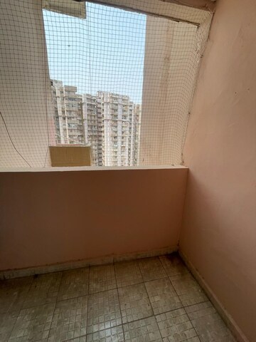 Room in 3 BHK Apartment at Supertech Cape Town, Sector 74 – for Rent