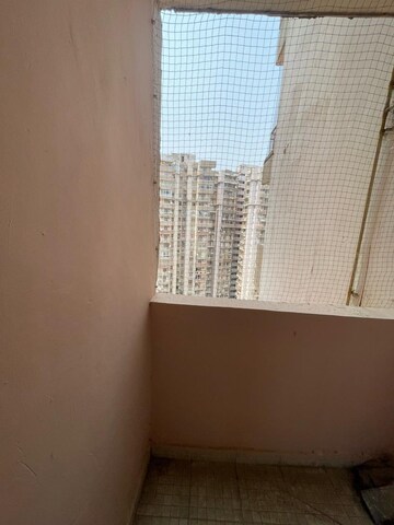 Room in 3 BHK Apartment at Supertech Cape Town, Sector 74 – for Rent