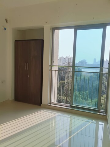 Room in 2 BHK Apartment at Kalpataru The Sunrise, Kolshet Road – for Sale