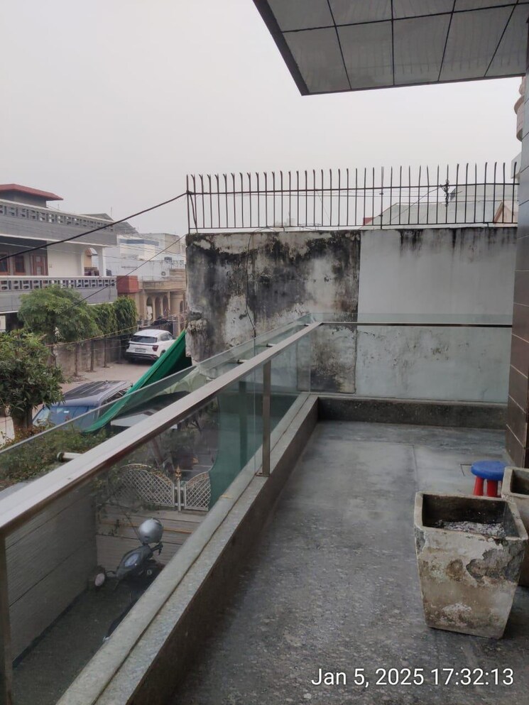 Balcony, sector 15 3 Bedroom 300 Sq.Yd. Apartment In Sector 15 Faridabad 8949141