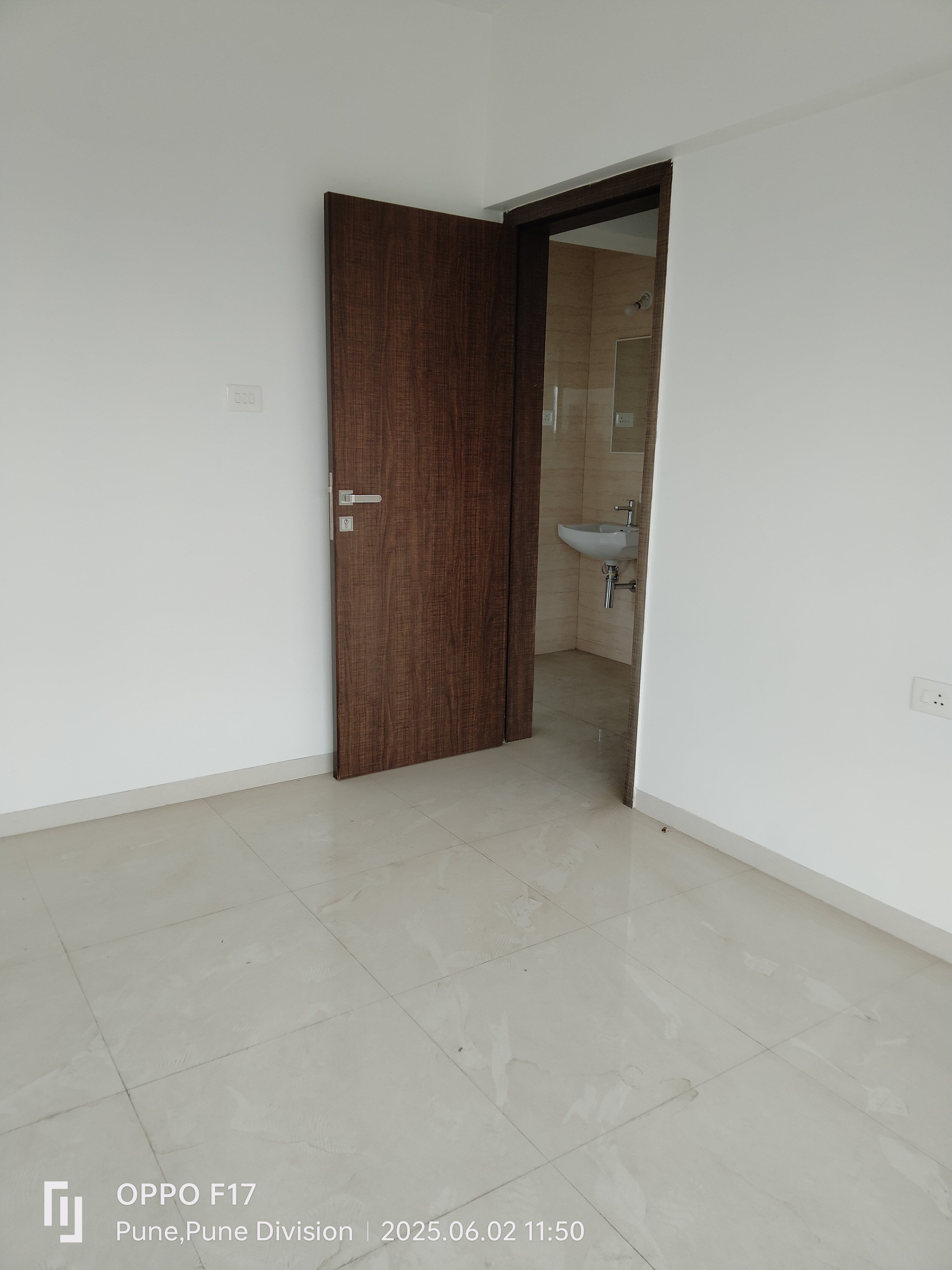 2.5 BHK + Extra Room Apartment For Sale in Ravetkar 70 West Avenue