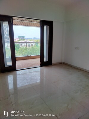 Room in 2.5 BHK Apartment at Ravetkar 70 West Avenue, Erandwane – for Sale