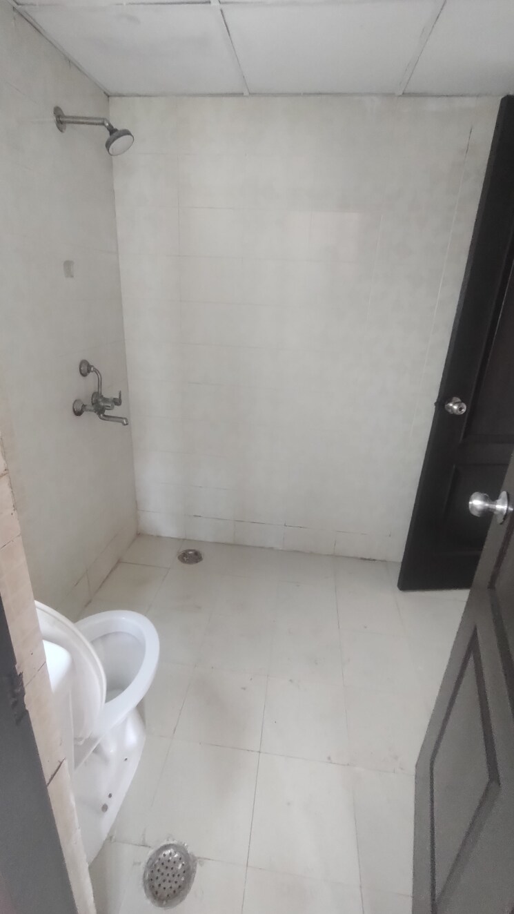 Bathroom, logix-blossom-county 2.5 Bedroom 1418 Sq.Ft. Apartment In Sector 137 Noida 8949173
