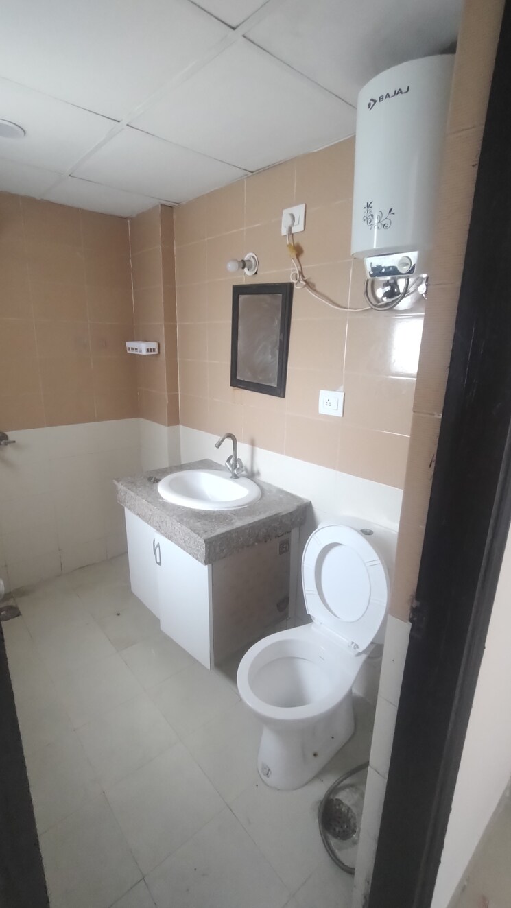 Bathroom, logix-blossom-county 2.5 Bedroom 1418 Sq.Ft. Apartment In Sector 137 Noida 8949173