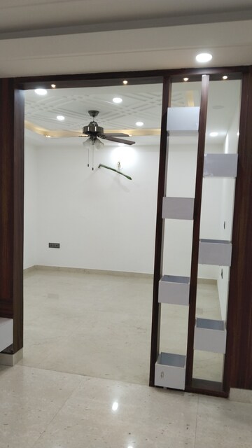 Room in 3 BHK Builder Floor at ERA Green World, Sector 8 – for Sale