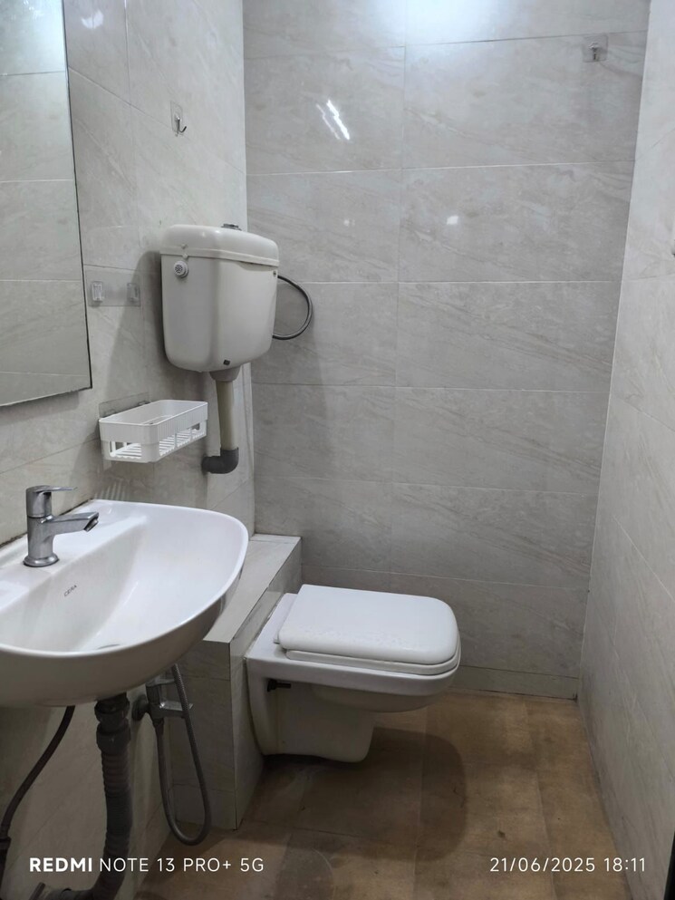 Bathroom, swagat-housing-society 2 Bedroom 700 Sq.Ft. Apartment In Goregaon East Mumbai 8949198