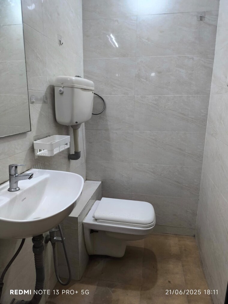 Bathroom, swagat-housing-society 2 Bedroom 700 Sq.Ft. Apartment In Goregaon East Mumbai 8949198