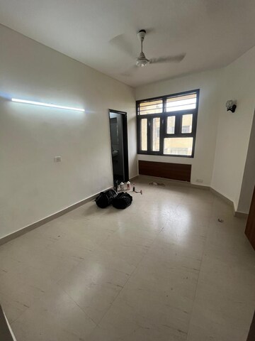 Room in 2 BHK Apartment at DLF Silver Oaks, Sector 26 – for Rent