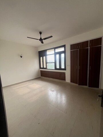 Room in 2 BHK Apartment at DLF Silver Oaks, Sector 26 – for Rent