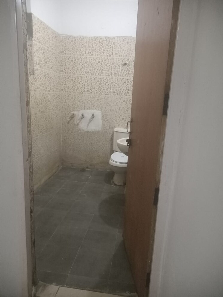 Bathroom, sai-kunj-new-palam-vihar 2 Bedroom 1280 Sq.Ft. Builder Floor In New Palam Vihar Phase 3 Gurgaon 8949307