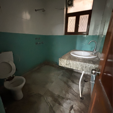 Bathroom in 3 BHK Builder Floor at Ansal Plaza Sector-23, Carterpuri Village – for Rent