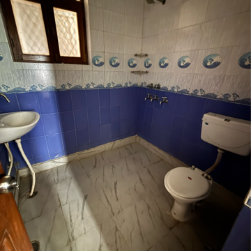 Team Area in 3 BHK Builder Floor at Ansal Plaza Sector-23, Carterpuri Village – for Rent