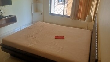Room in 1 BHK Apartment at Manju Mahal Apartment, Pali Hill – for Rent
