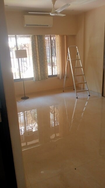 Room in 1 BHK Apartment at Manju Mahal Apartment, Pali Hill – for Rent