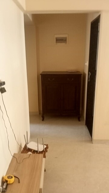 Room in 1 BHK Apartment at Manju Mahal Apartment, Pali Hill – for Rent