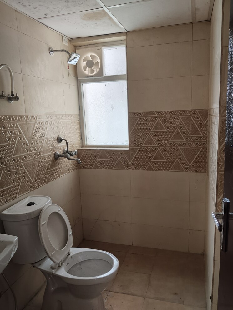 Bathroom, amrapali-leisure-park 3 Bedroom 1145 Sq.Ft. Apartment In Amrapali Leisure Valley Greater Noida 8949451
