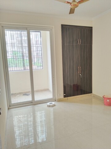 Room in 3 BHK Apartment at Amrapali Leisure Park, Amrapali Leisure Valley – for Rent