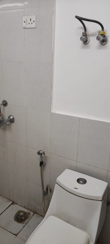 Furnished Amenities in 2 BHK Apartment at Signature Global Synera, Sector 81 – for Rent