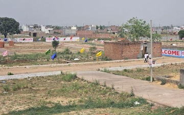Plot For Sale in Vaastu Apartments, Dlf Ankur Vihar